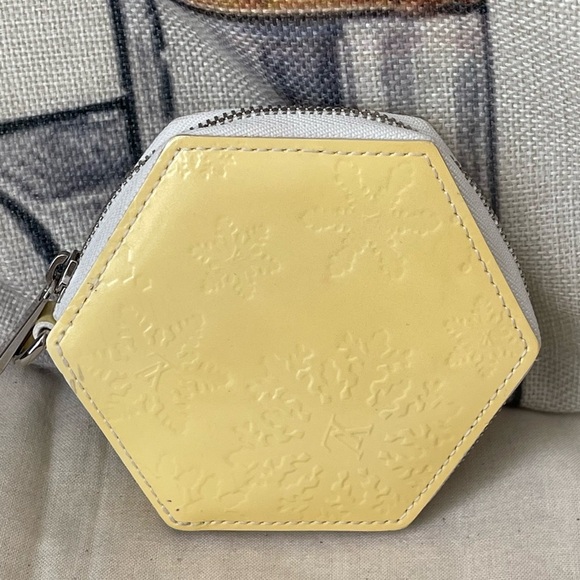 LOUIS VUITTON ⭐️VERNIS PORT MONNAIE FLOCON MM PERLE W/UNBRANDED WRISTLET CHAIN⭐️ - Picture 3 of 17